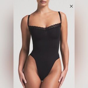 SKIMS - Seamless Sculpt Bodysuit with Lace Trim - Thong - Size XL